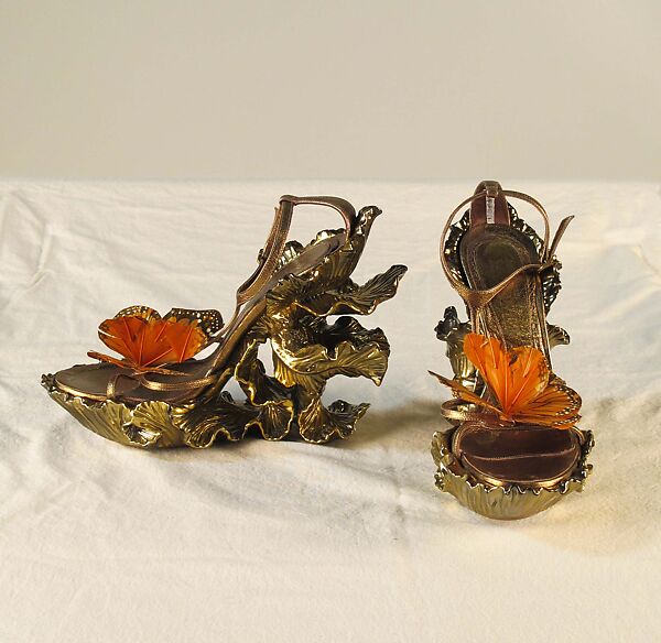 Ensemble, Alexander McQueen (British, founded 1992), silk, feathers, leather, metal, rubber, British