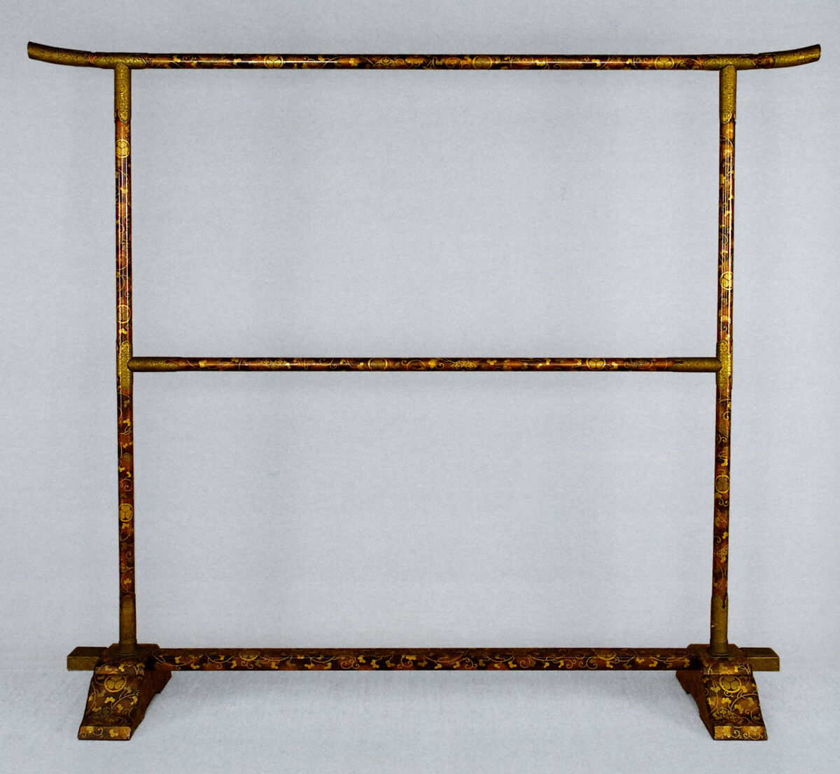 Kimono Rack (Ikō) with Scrolling Foliage and Tokugawa Family Crest, Lacquered wood with gold hiramaki-e on nashiji (“pear-skin” ground); gilt bronze fittings, Japan 