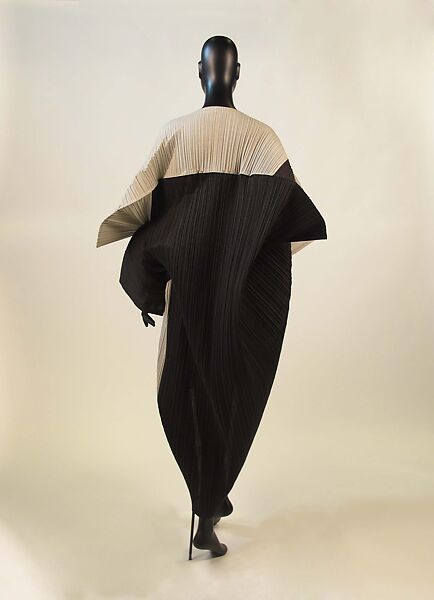 Dress, Issey Miyake (Japanese, 1938–2022), polyester, Japanese