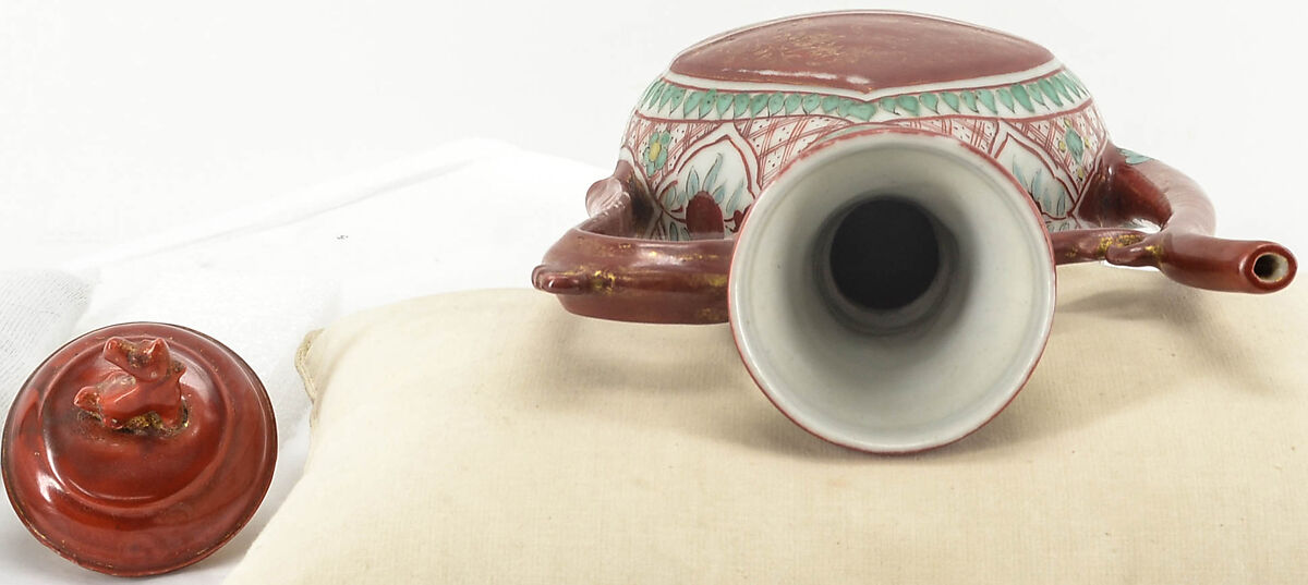 Ewer with peacock and peonies, Porcelain painted in overglaze polychrome enamels and gold (Jingdezhen ware), China