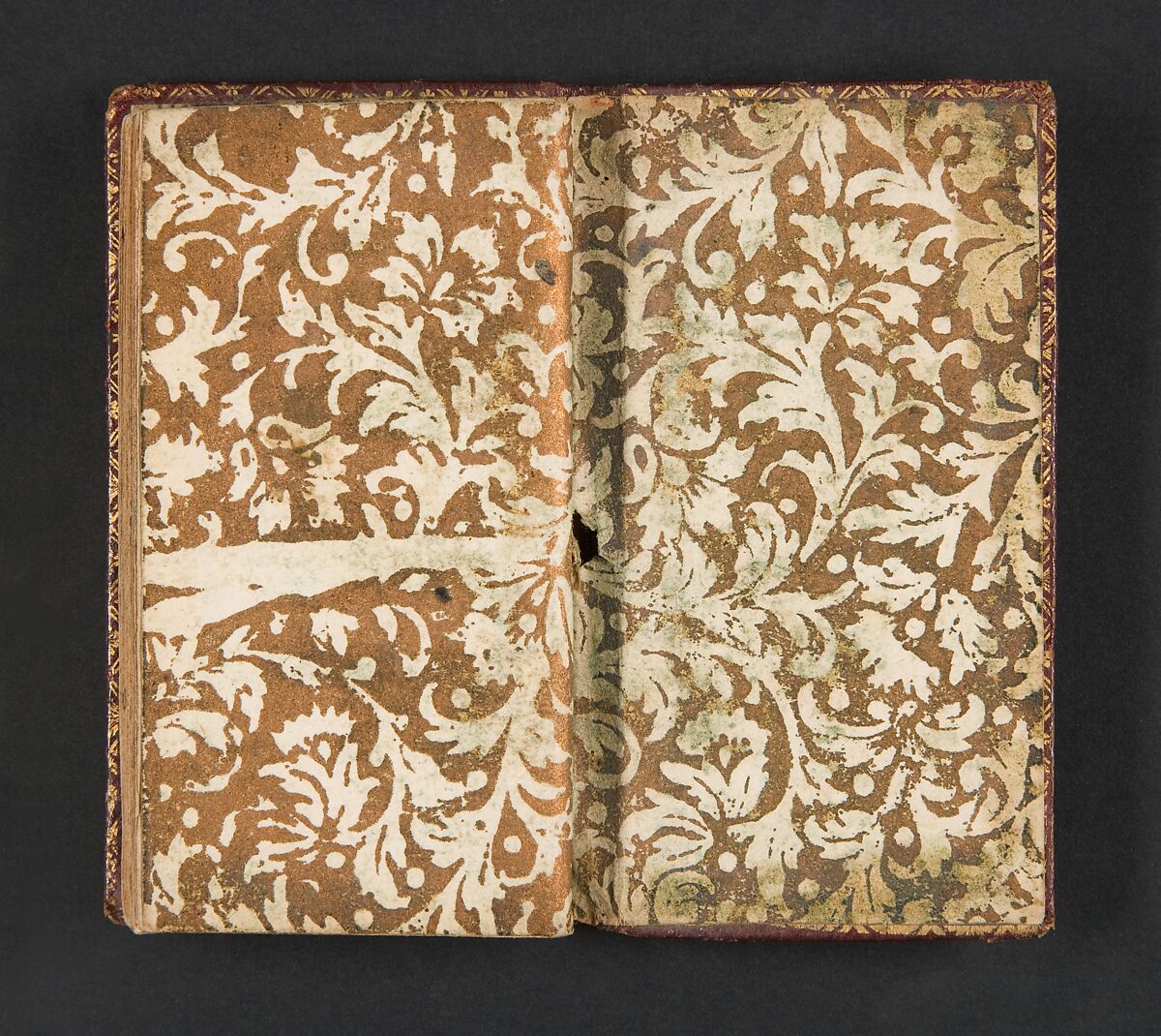 Le calendrier de la cour : tiré des ephémérides, pour l'année bissextile mil sept-cent quatre-vingt-quatre : contenant le lieu du soleil, son lever, son coucher, sa déclinaison: le lever de la lune & son coucher, &c. : avec la naissance des rois, reines, princes & princesses de l'Europe imprimé pour la famille royale et maison de sa Majesté, Chez La Veuve Hérissant