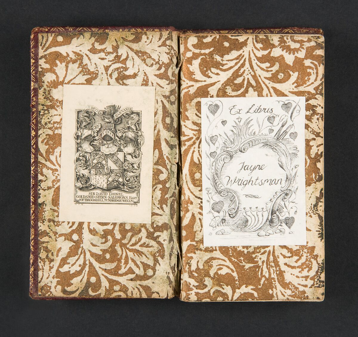 Le calendrier de la cour : tiré des ephémérides, pour l'année bissextile mil sept-cent quatre-vingt-quatre : contenant le lieu du soleil, son lever, son coucher, sa déclinaison: le lever de la lune & son coucher, &c. : avec la naissance des rois, reines, princes & princesses de l'Europe imprimé pour la famille royale et maison de sa Majesté, Chez La Veuve Hérissant