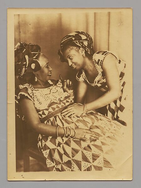 Two Women in a Portrait Studio, Senegalese photographer, Gelatin silver print 