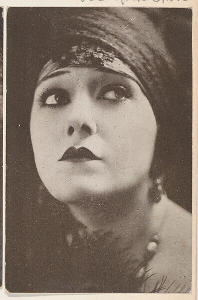 Gloria Swanson, bakery card from the Movie Stars series (D56), issued by the Ivan B. Nordhem Company and Simmen's Model Bakery, Issued by Simmen&#39;s Model Bakery, Commercial color lithograph 