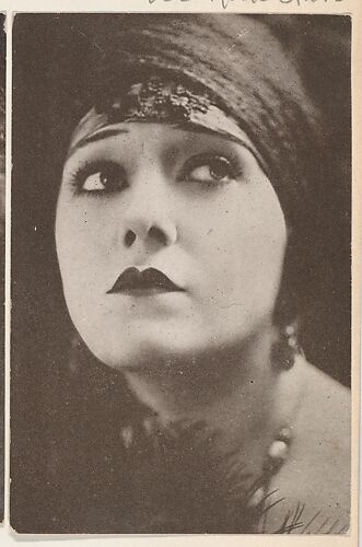 Gloria Swanson, bakery card from the Movie Stars series (D56), issued by the Ivan B. Nordhem Company and Simmen's Model Bakery