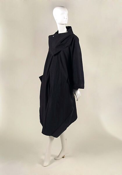 90s　ISSEY MIYAKE　 PERMANENTE　ロングジャケット 黒 Issey Miyake outerwear from the 90s just hits different. This chic