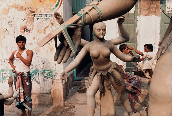 Barber and Goddess Kali, Calcutta, West Bengal, Raghubir Singh (Indian, 1942–1999), Chromogenic print 