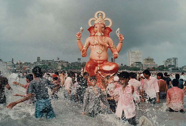 Ganapati Immersion, Chowpatty, Bombay, Maharashtra, Raghubir Singh (Indian, 1942–1999), Chromogenic print 