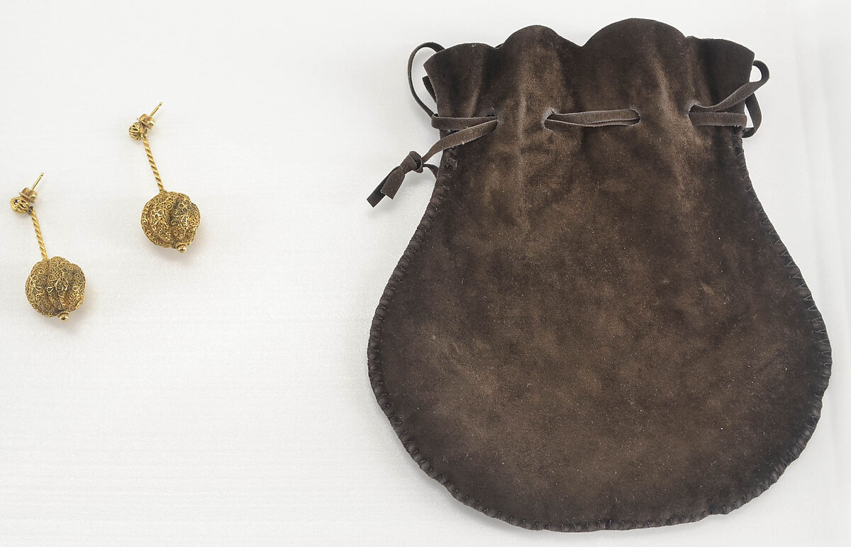 Necklace and Pair of Earrings, Gold; filigreed