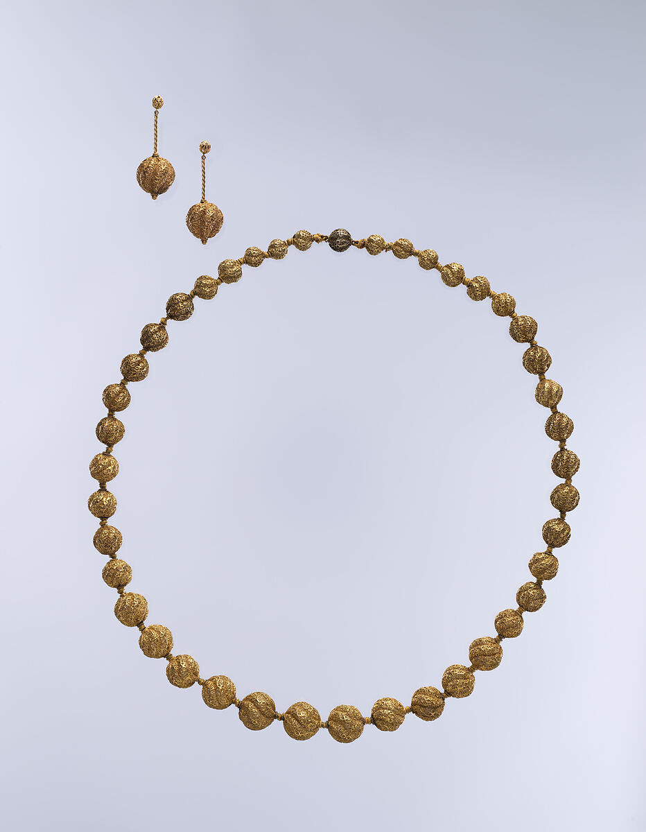 Necklace and Pair of Earrings, Gold; filigreed 