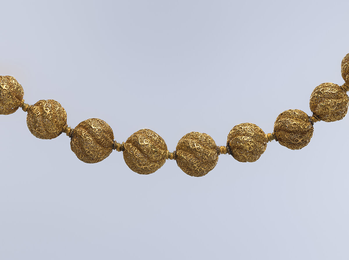 Necklace and Pair of Earrings, Gold; filigreed