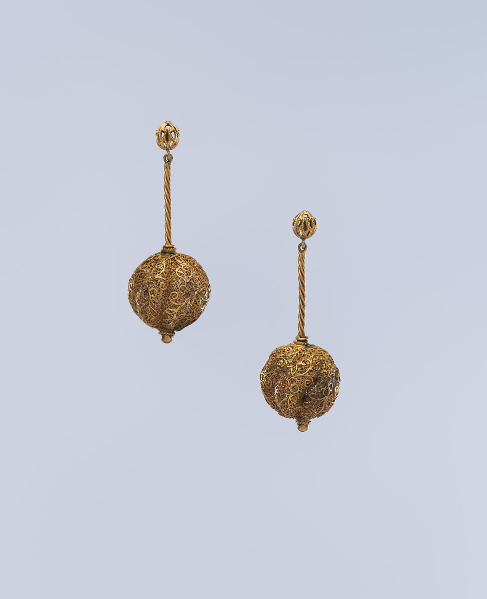 Necklace and Pair of Earrings, Gold; filigreed