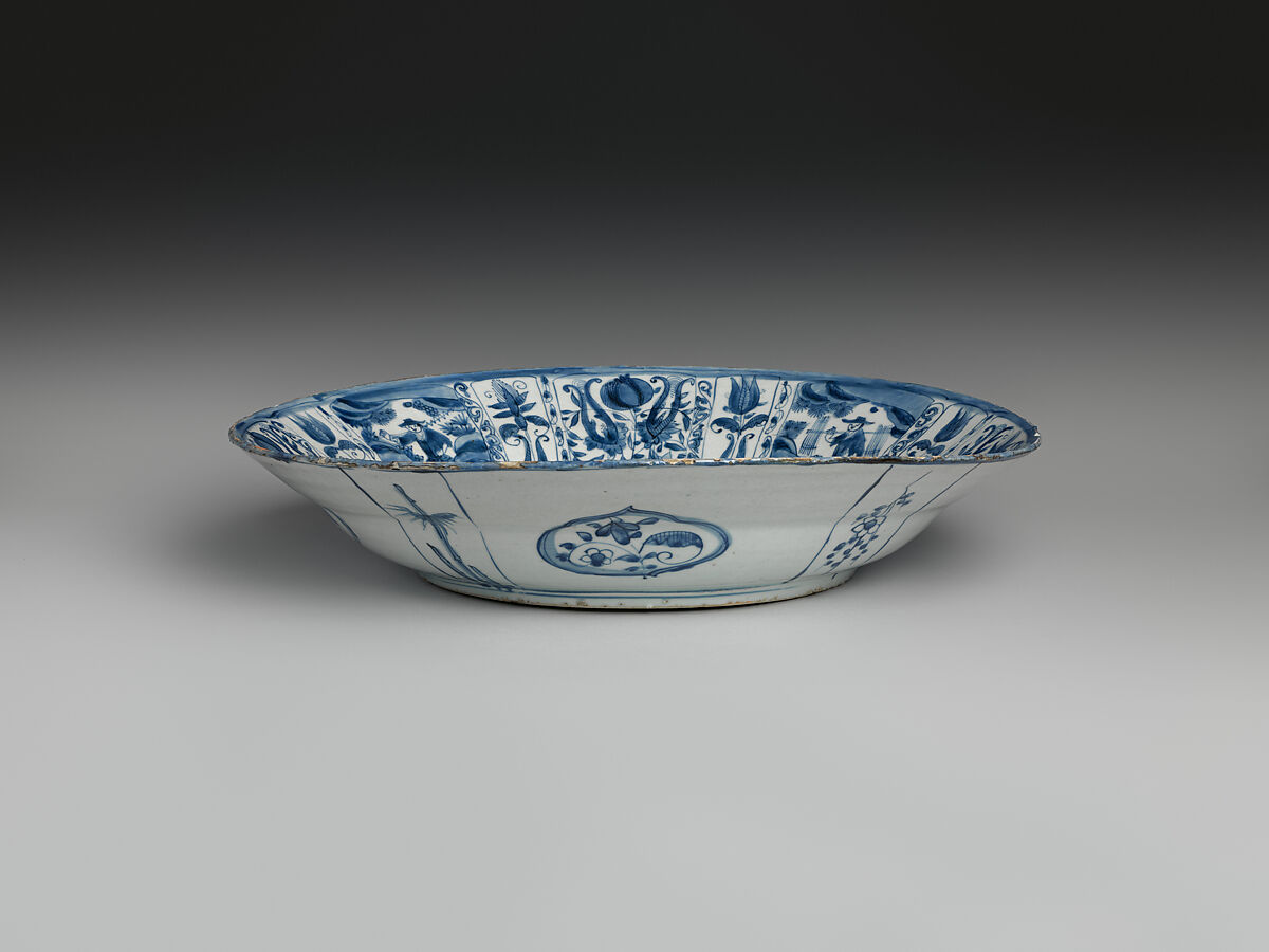 Dish with warrior, Porcelain painted with cobalt blue under a transparent glaze (Jingdezhen kraak ware), China