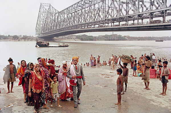 Below the Howrah Bridge a Marwari Bride and Groom after Rites by the Ganges, Calcutta, Raghubir Singh (Indian, 1942–1999), Chromogenic print 
