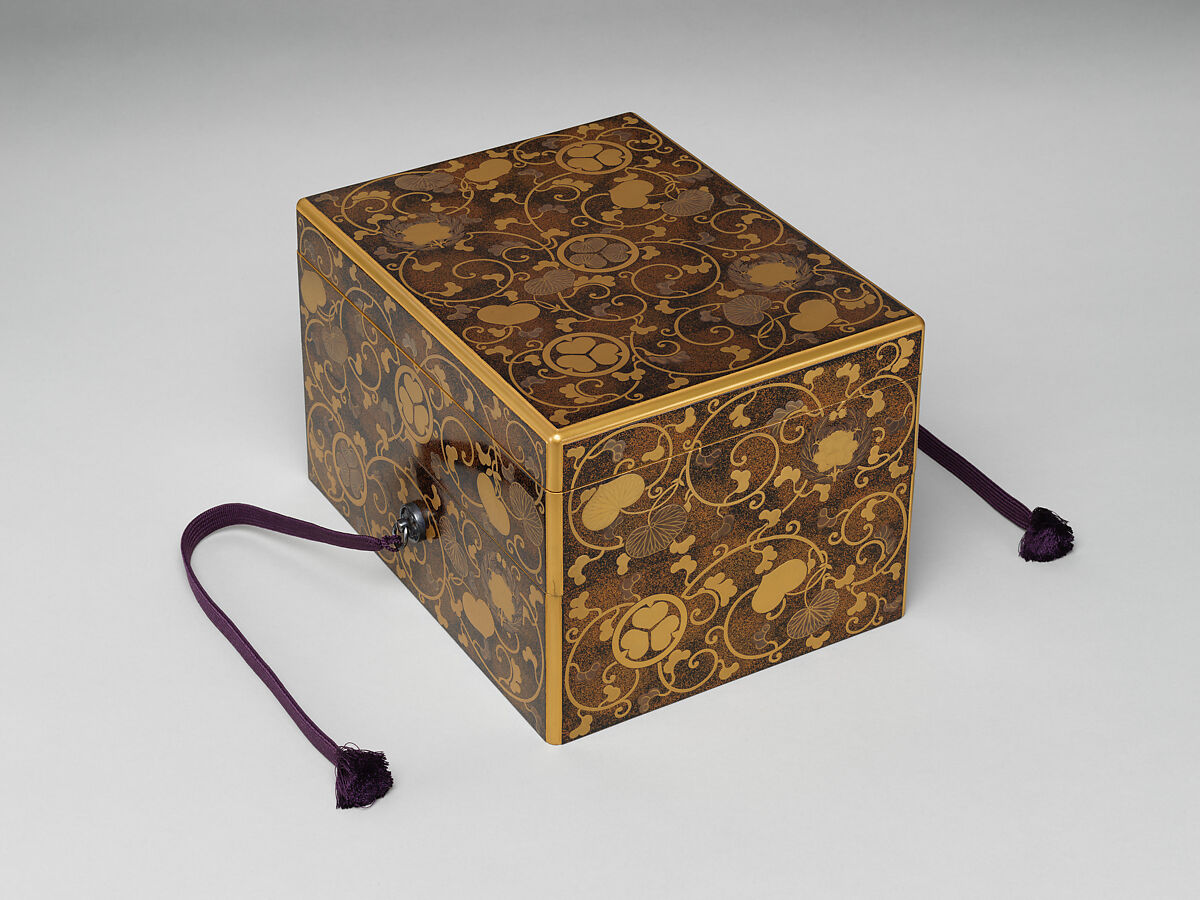 Ten-round incense game set with arabesque foliage and family crests, Lacquered wood with gold and silver hiramaki-e on nashiji (“pear-skin”) ground, Japan