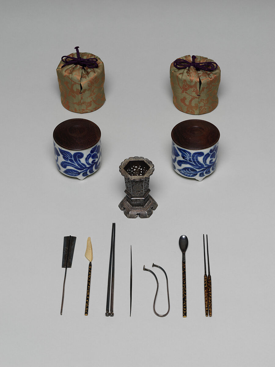 Ten-round incense game set with arabesque foliage and family crests, Lacquered wood with gold and silver hiramaki-e on nashiji (“pear-skin”) ground, Japan