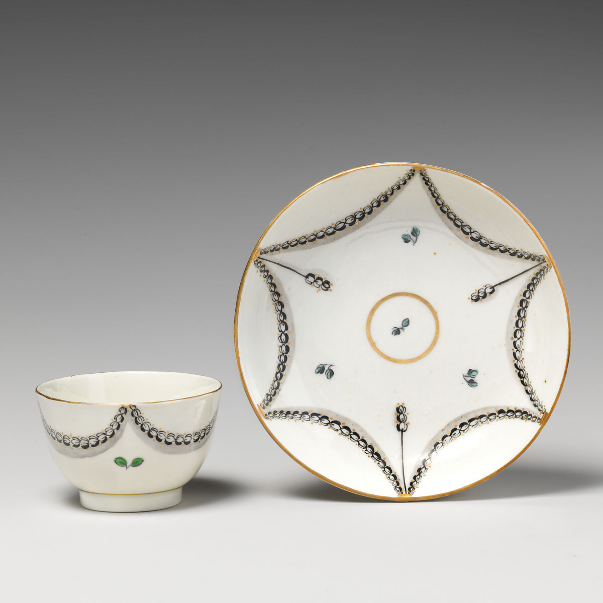 Teabowl (part of a service), Caughley Factory (British, ca. 1772–1799), Soft-paste porcelain with enamel decoration and gilding, British, Caughley 