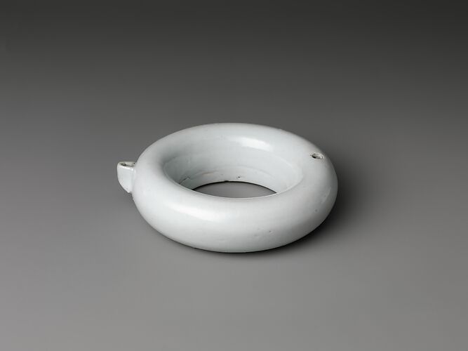 Ring-shaped water dropper

