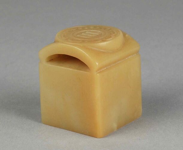 Square Seal with Tile-Shaped Knob