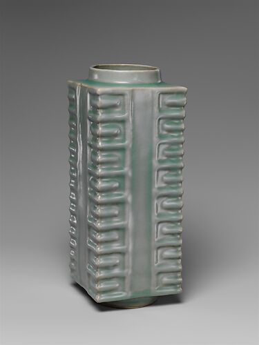 Quadrangular vase in the form of a Neolithic ritual jade object (cong)


