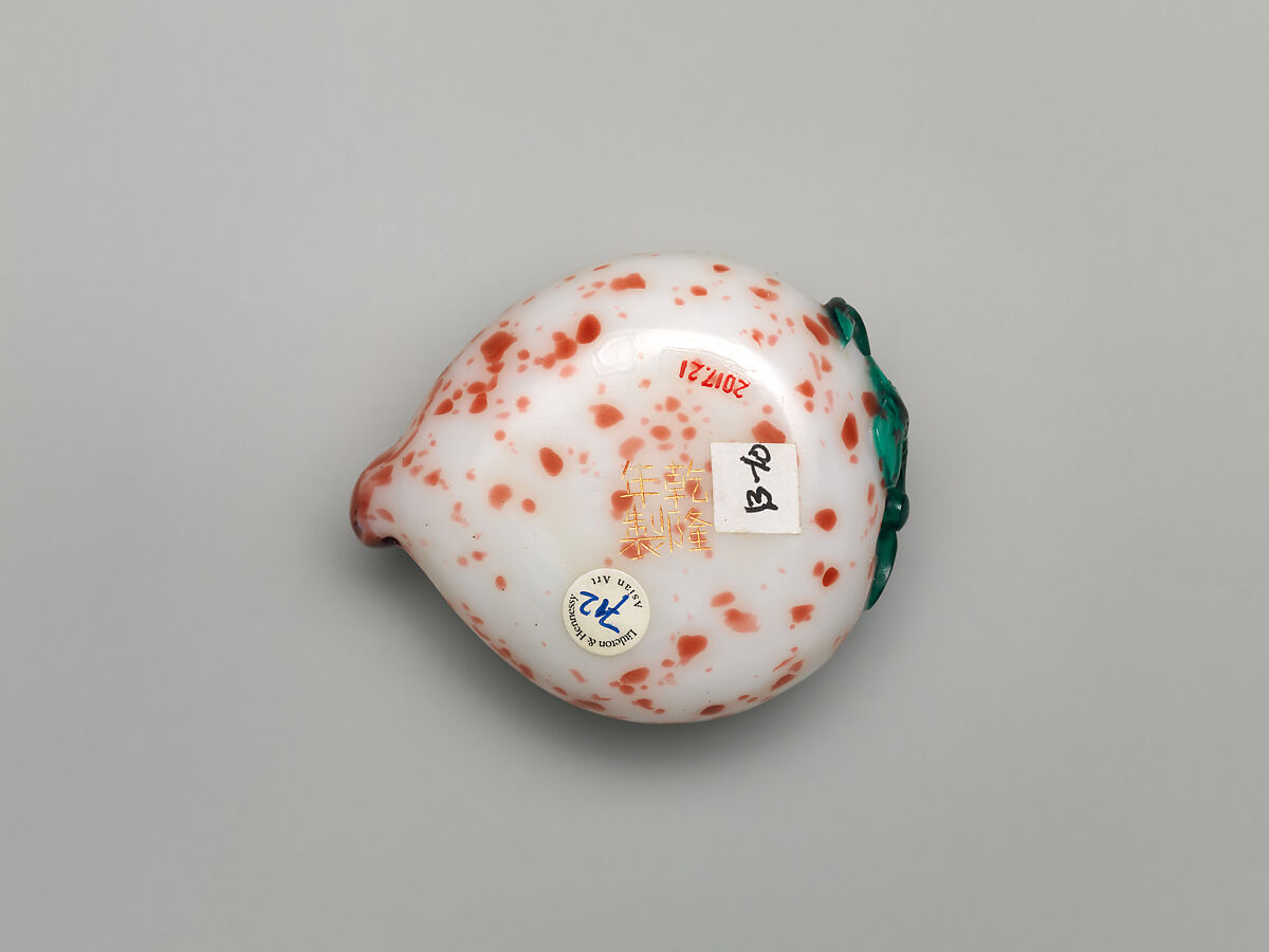 Brush washer in the shape of a peach, Overlay glass, China