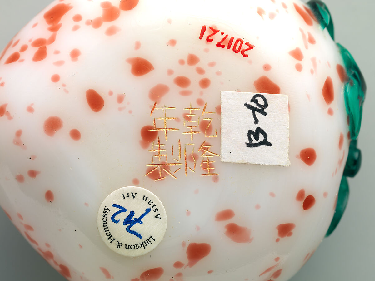 Brush washer in the shape of a peach, Overlay glass, China