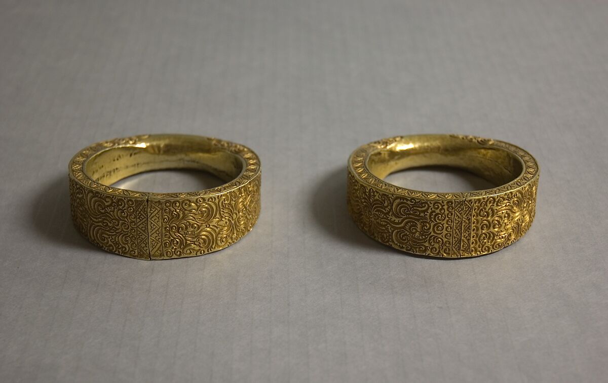 Pair of Bracelets, Engraved and chased sheet gold, metal core, Indonesia (Bali or Lombok) 