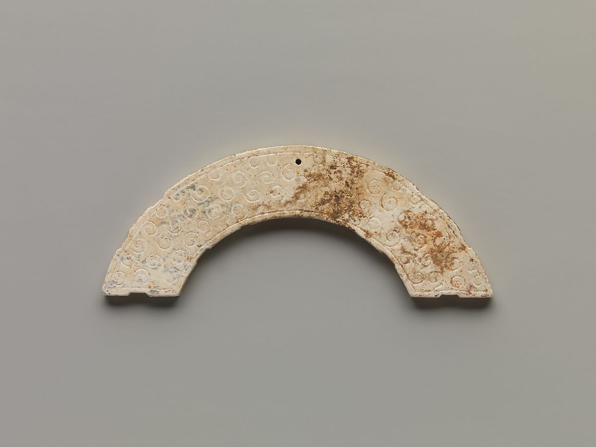 Arc-shaped pendant (Huang), Jade (nephrite), China 