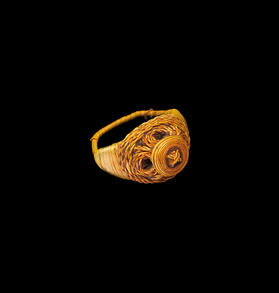 Ring, with circular form on dome, Straw, beeswax, metal, Songhay 