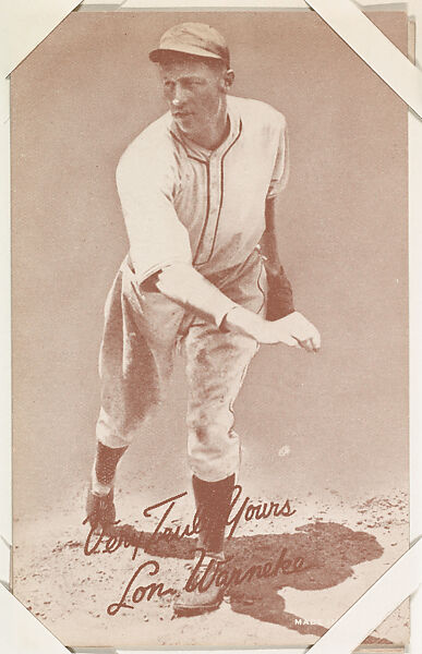 Lon Warneke from Salutations Baseball Exhibits series (W462), Exhibit Supply Company, Commercial color photolithograph 