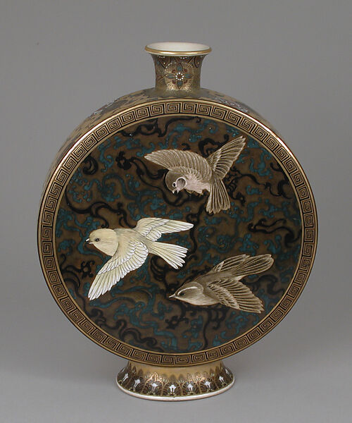 Moon flask with small bird motifs, Probably by Taizan Yohei IX (Japanese, 1856–1922), Porcelain, Japanese, for the export market