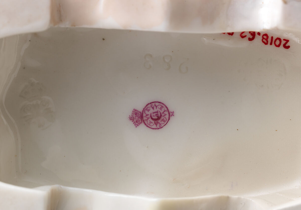 Octagonal vase with gold birds, Worcester factory (British, 1751–2008), Bone china "ivory porcelain" with underglaze blue and gilding, British