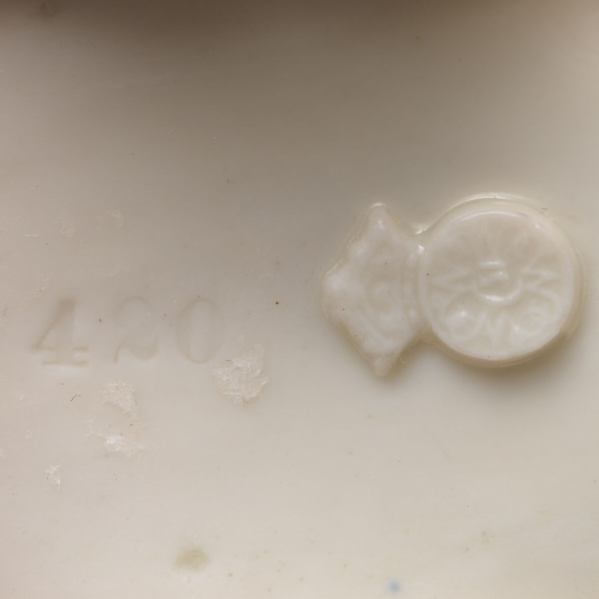 Moon flask with white and gold crane, Worcester factory (British, 1751–2008), Bone china "ivory porcelain" with gilding, British, Worcester