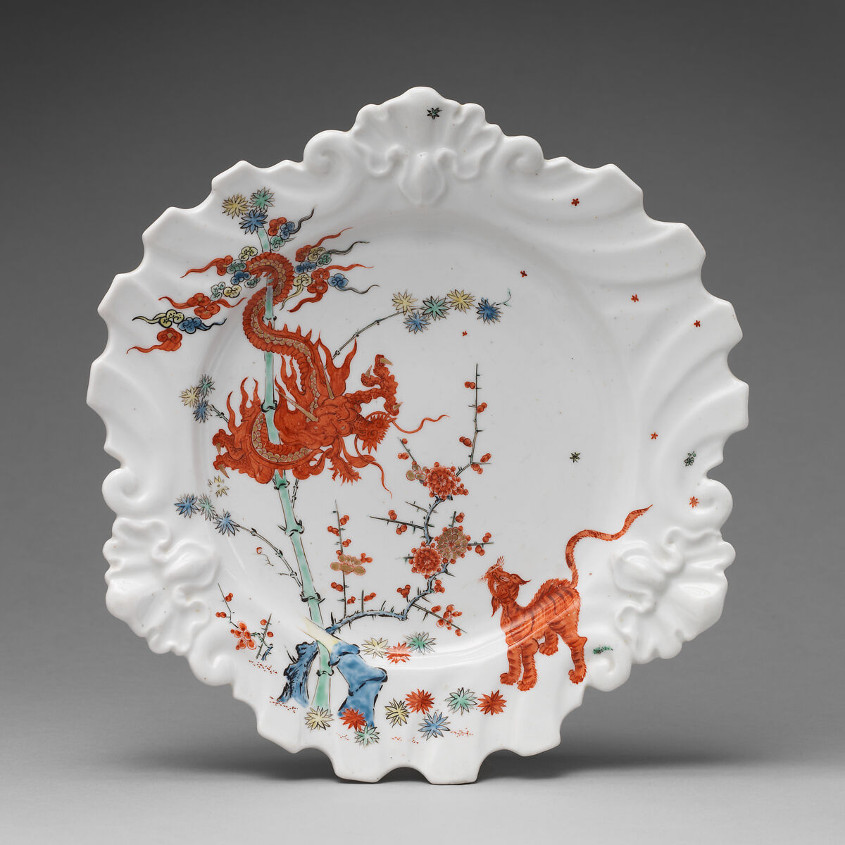 Plate decorated with Japanese Kakiemon-inspired scene with twisted dragon, Chelsea Porcelain Manufactory (British, 1744–1784), Soft-paste porcelain, British, Chelsea 