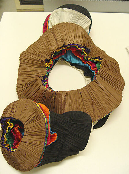 "Flying Saucer", Issey Miyake (Japanese, 1938–2022), polyester, Japanese