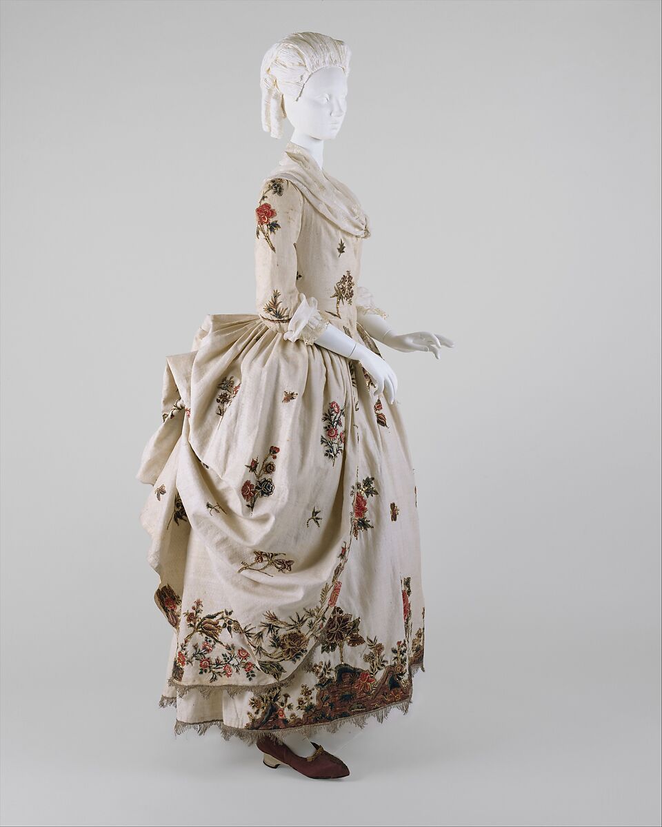 Robe à l'anglaise, linen, cotton, gold (sequins and thread), British 