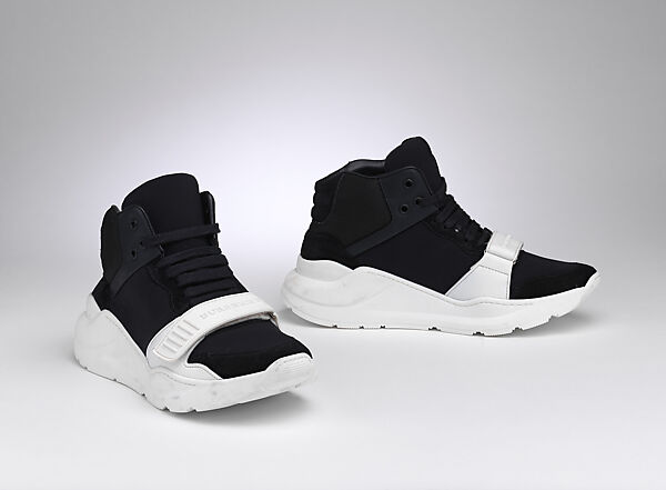 Ensemble, Burberry (British, founded 1856), (a) polyester, cotton; (b) polyester, plastic (polyurethane); (c) cotton; (d, e) leather, polyester, polyamide, plastic (polyurethane, synthetic rubber); (f–i) palladium-plated brass, British