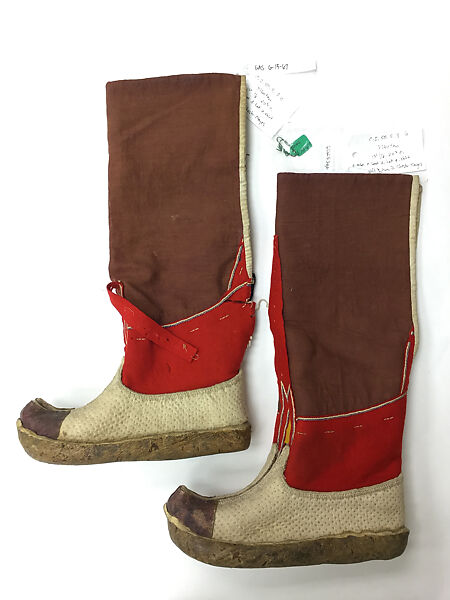 Ensemble, (a) wool
(b, c) cotton, wool, leather
(d) wool, silk
(e) linen, Tibet