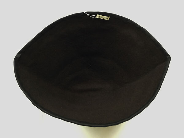 Ensemble, (a) wool
(b, c) cotton, wool, leather
(d) wool, silk
(e) linen, Tibet