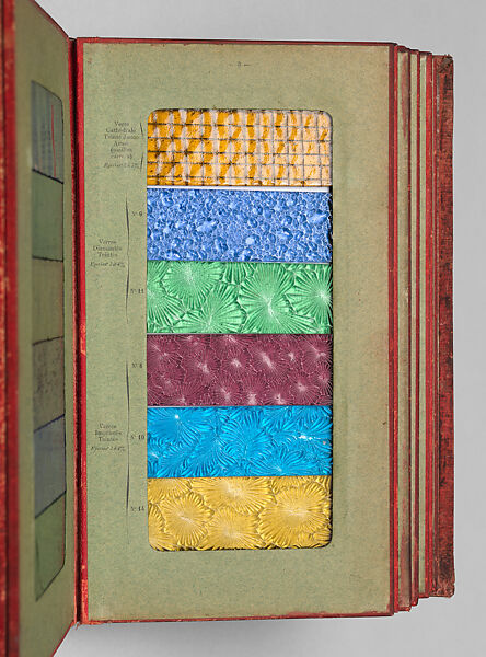 Album des principaux modeles de verres : produits spéciaux en verre coulé, Manufactures des glaces &amp; produits chimiques de Saint-Gobain, Chauny &amp; Cirey, Cloth cover binding. Twelve double boards cloth hinged with embedded glass samples