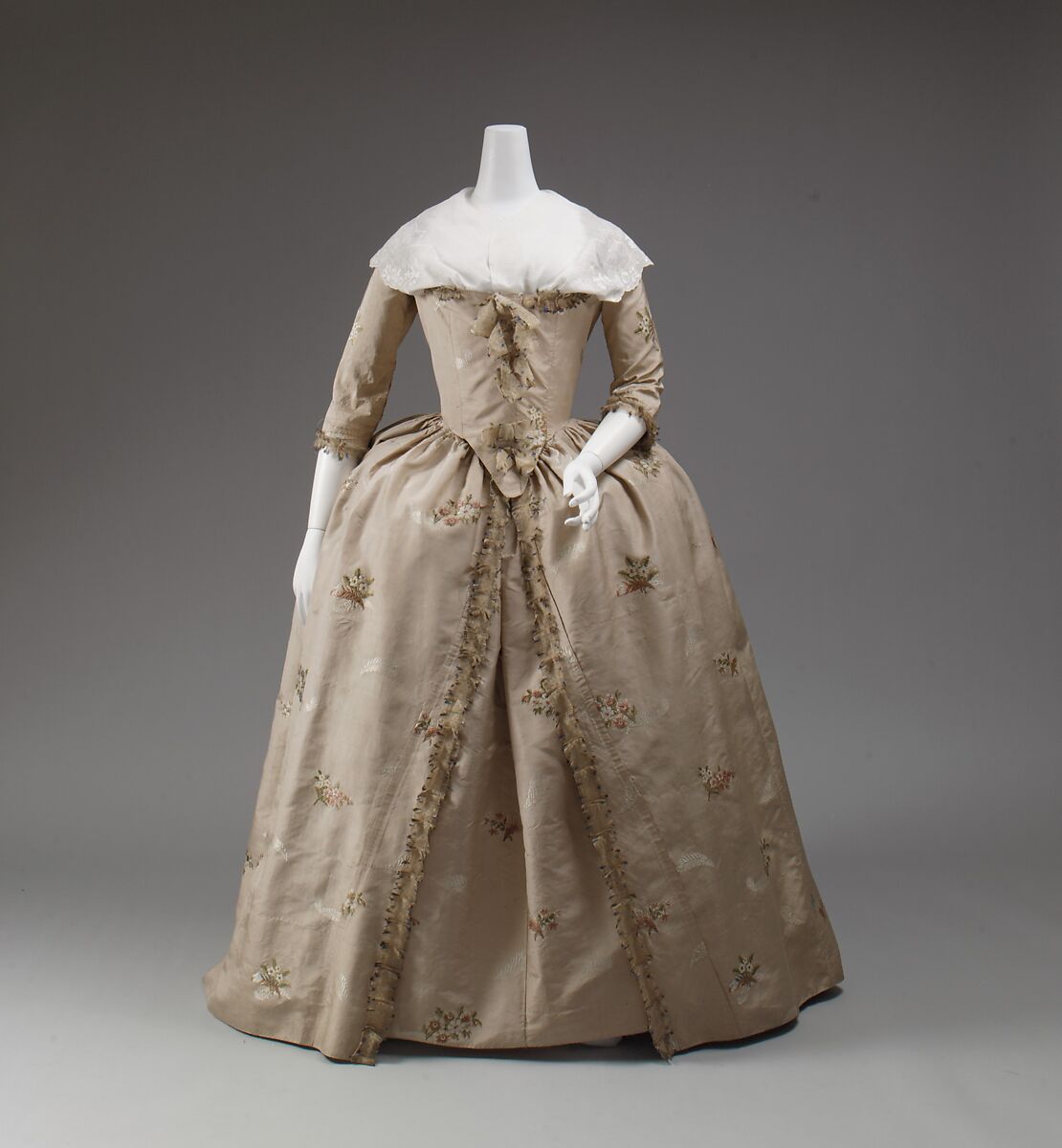 Overgown and Petticoat (Robe à l'anglaise). England. Date: 1765-1785.  Dimensions: 141.6 cm (55 3/4 in.). Silk, plain weave and strips of satin  weave with supplementary pat - Album alb4144725