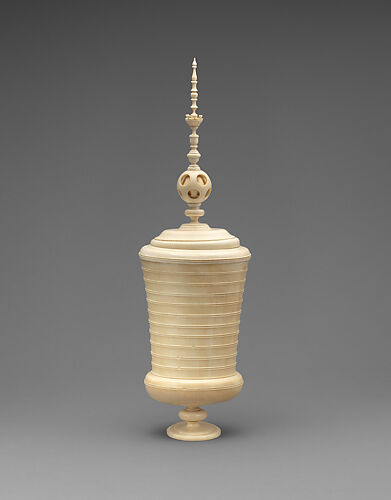 Turned cup with concatenated spheres in lid finial