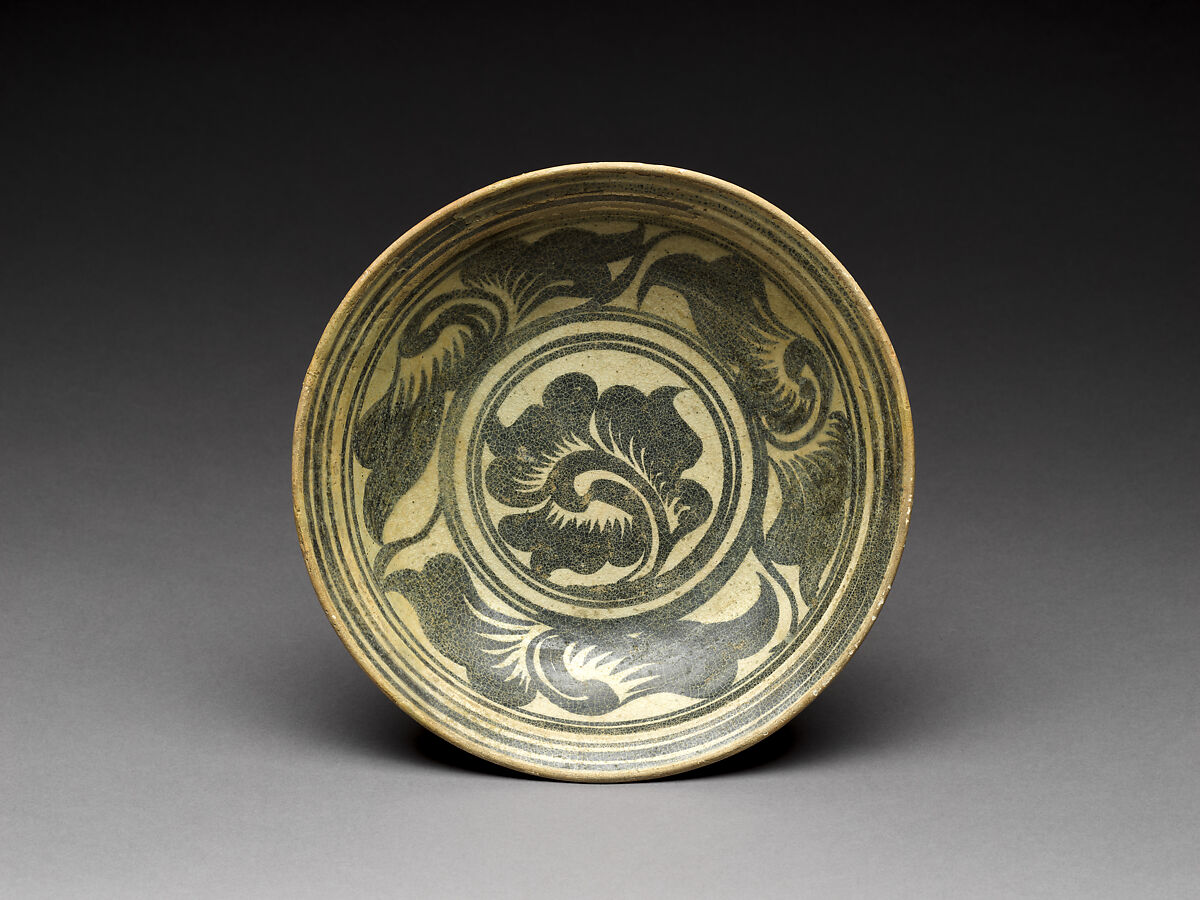 Dish with lotus-leaf design, Stoneware with iron-brown underglaze décor, Northern Thailand, Kalong kilns 