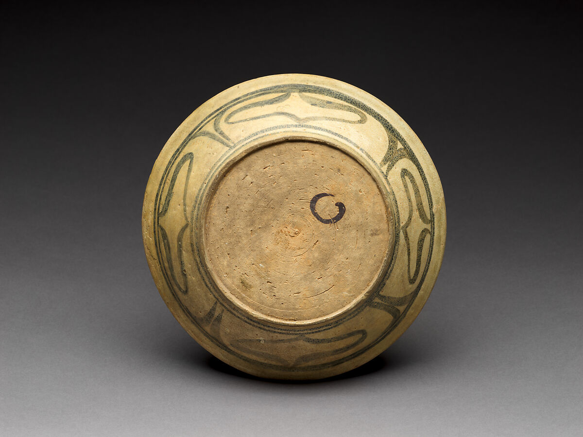 Dish with lotus-leaf design, Stoneware with iron-brown underglaze décor, Northern Thailand, Kalong kilns
