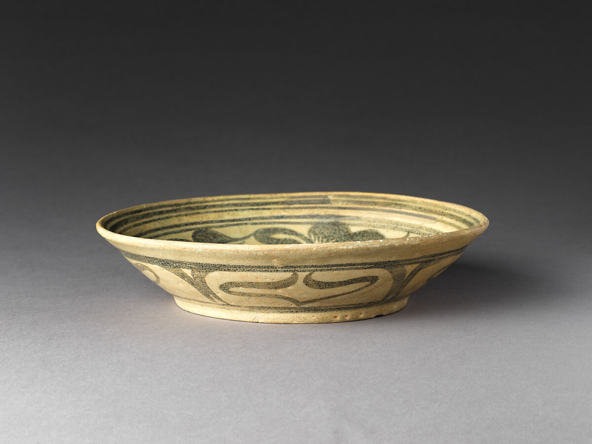 Dish with lotus-leaf design, Stoneware with iron-brown underglaze décor, Northern Thailand, Kalong kilns