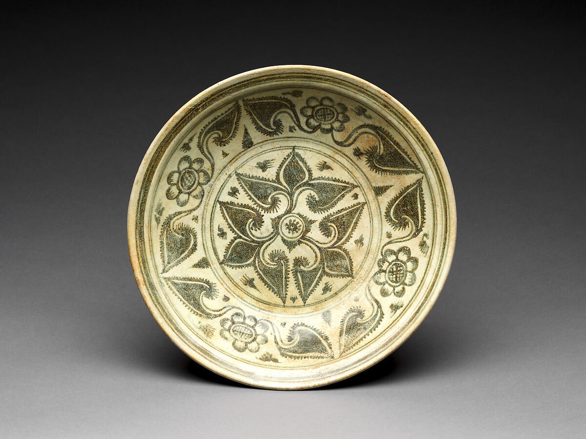 Dish with trefoil leaf design, Stoneware with iron-brown underglaze decor, Northern Thailand, Kalong kilns 