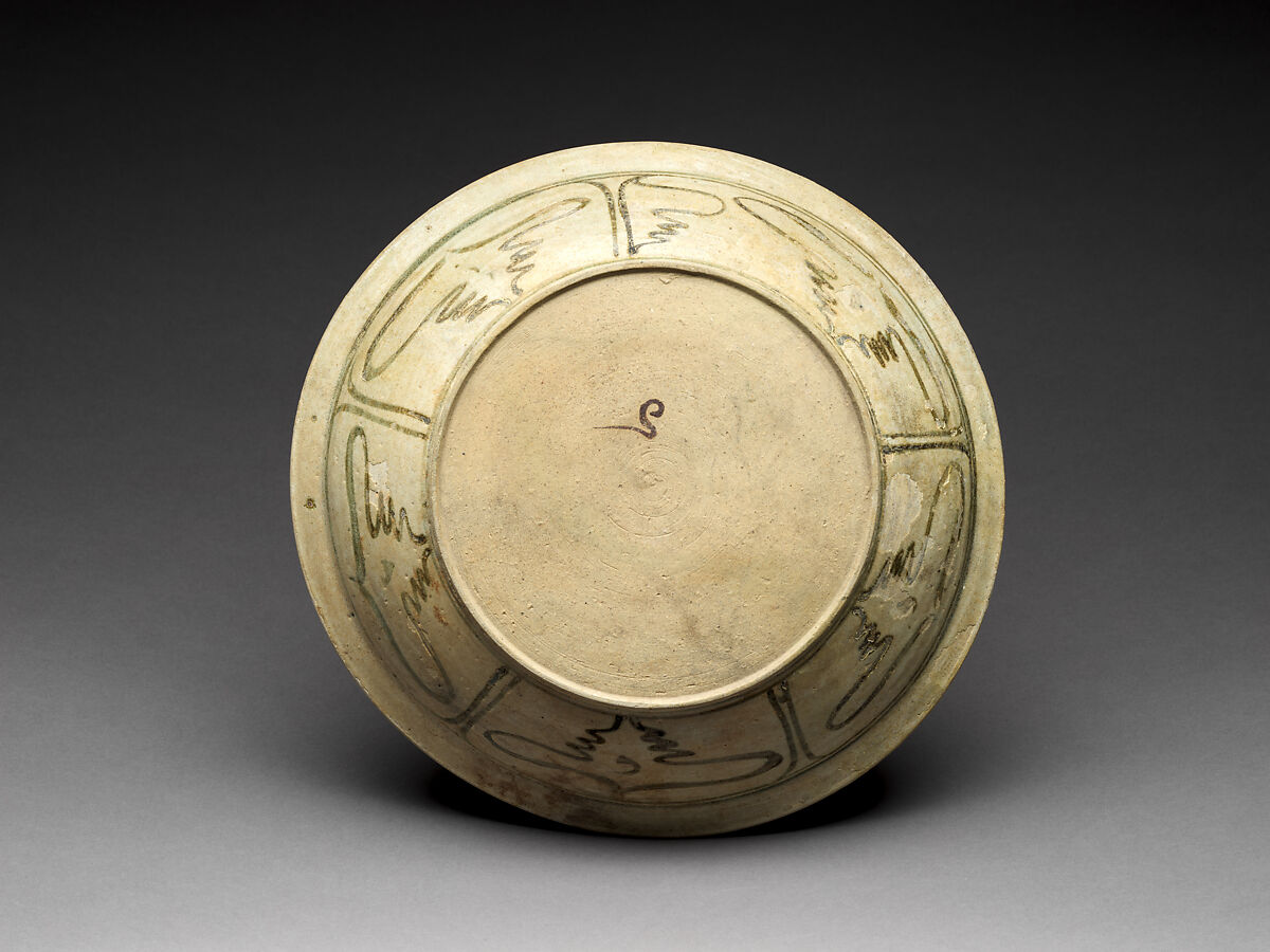 Dish with trefoil leaf design, Stoneware with iron-brown underglaze decor, Northern Thailand, Kalong kilns