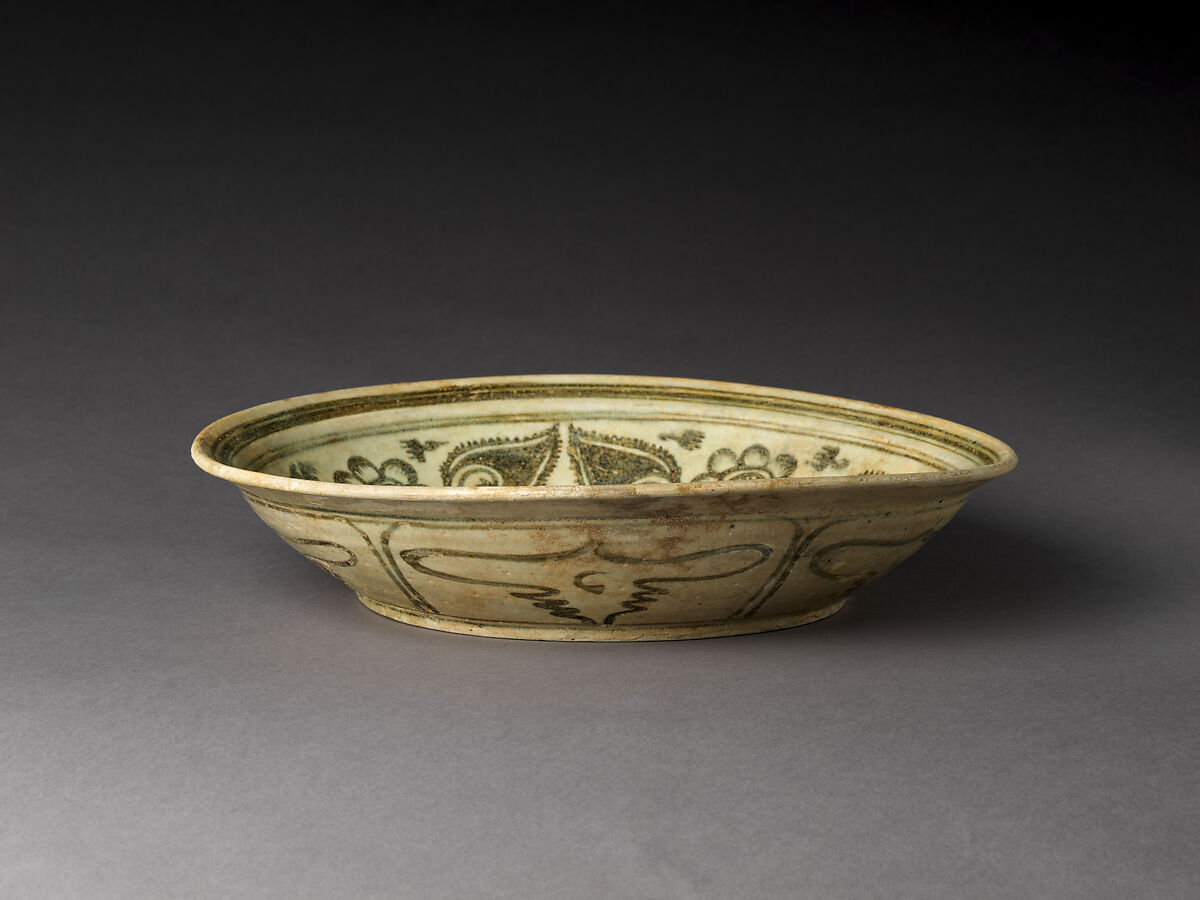 Dish with trefoil leaf design, Stoneware with iron-brown underglaze decor, Northern Thailand, Kalong kilns