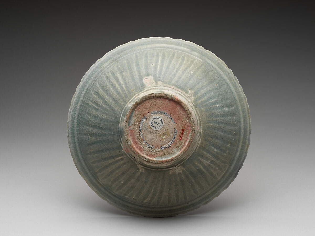 Dish green glazed with foliate rim, Stoneware with iron-green glaze, North-central Thailand, Sukhothai Province, Sisatchanali kilns