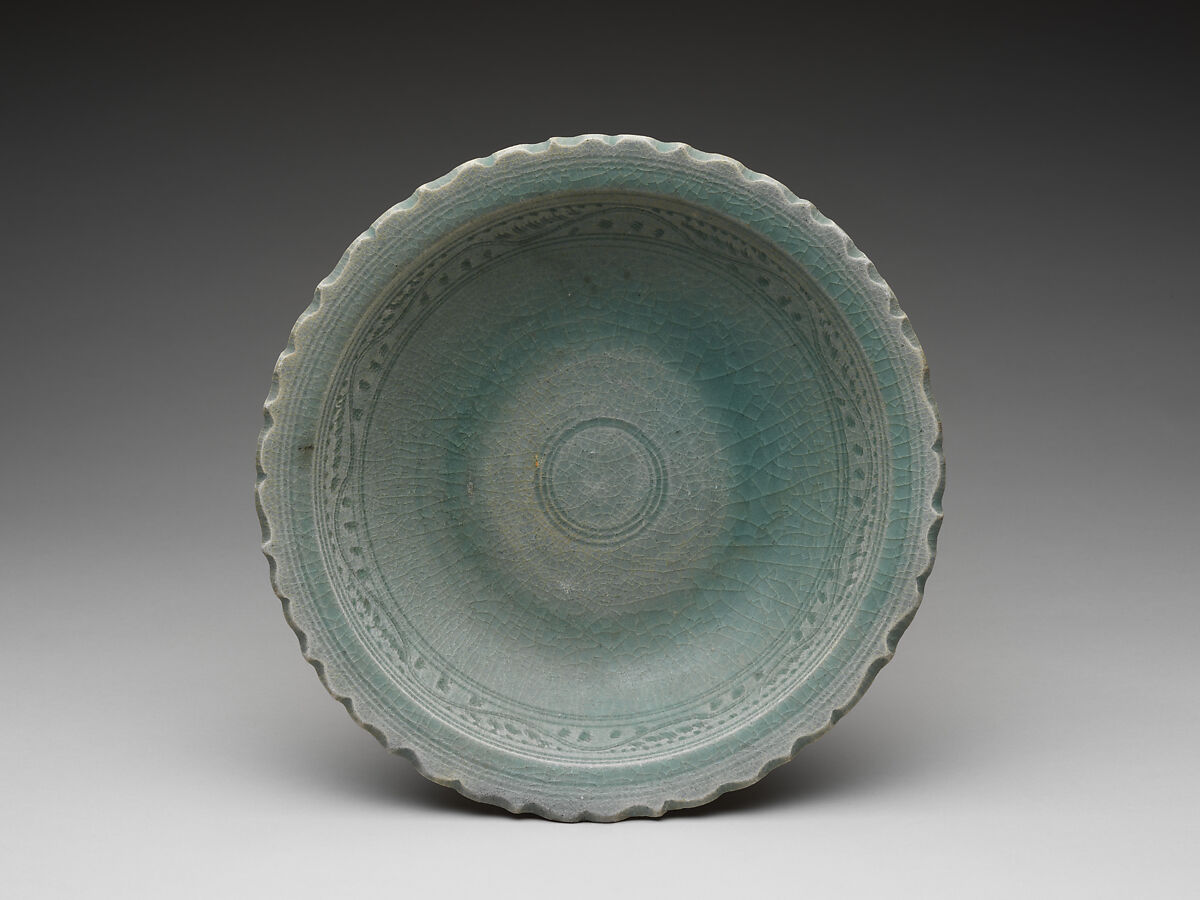 Dish green glazed with foliate rim, Stoneware with iron-green glaze, North-central Thailand, Sukhothai Province, Sisatchanali kilns 